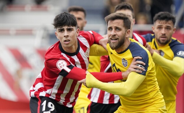 Rego pugna con un jugador del Atlético Baleares el domingo en Lezama.