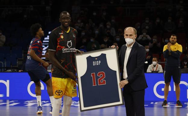 Diop ha recibido una camiseta conmemorativa