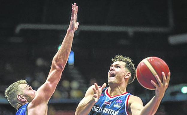 Devon van Oostrum trata de lanzar a canasta durante un encuentro con Gran Bretaña en el Eurobasket. 