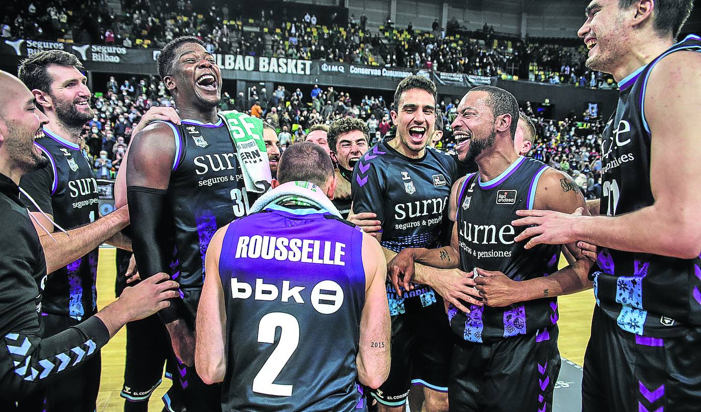 Jugadores del Surne Bilbao Basket celebran todos juntos el triunfo ante el Manresa en Miribilla. 