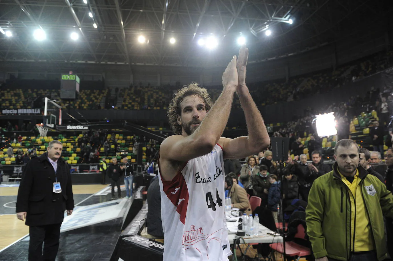 Grimau aplaude a la afición del Bilbao Basket tras un partido con el equipo vizcaíno en Miribilla. 