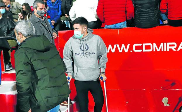 Simón Moreno, tras romperse el cruzado, en el descanso de un anterior partido disputado en Anduva.