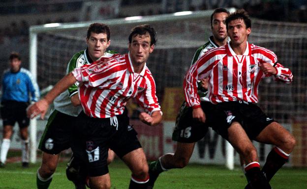 Joseba Etxeberria y Cuco Ziganda se adelantan a dos jugadores del Racing en El Sardinero (1997). /M. A. González