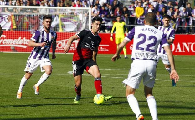 Víctor Meseguer da un pase durante el último partido disputado como local ante el Valladolid. 