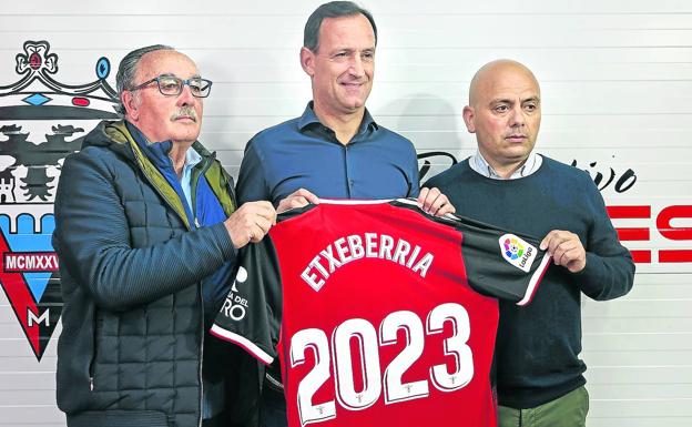 El presidente, Alfredo de Miguel, el entrenador, Joseba Etxeberria, y el director deportivo, Chema Aragón, con motivo de la renovación del técnico. /cdm