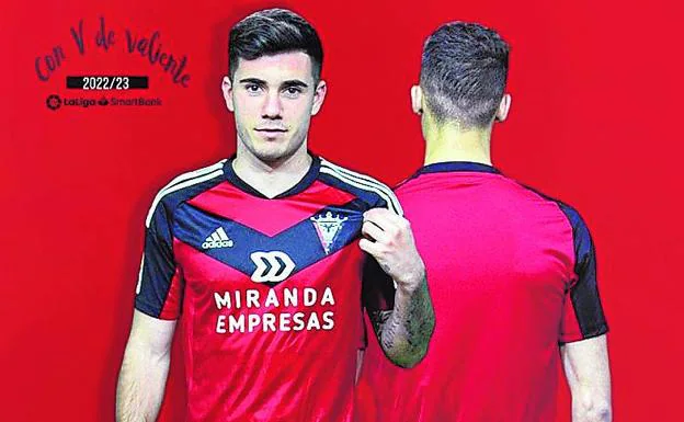 Simón Moreno muestra la parte frontal de la nueva camiseta. 