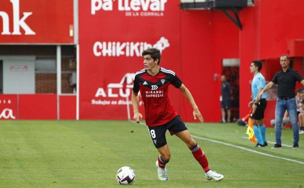 Juanlu debutó en Segunda el sábado antes de cumplir el lunes 19 años. /Avelino Gómez