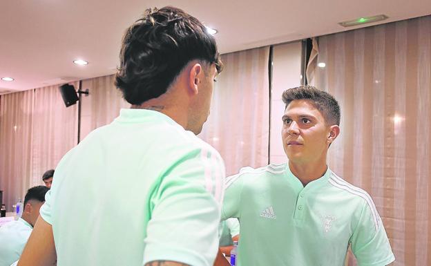 Pinchi, jugador que se ha incorporado esta semana al equipo, y Gelabert conversan durante la concentración que lleva a cabo el conjunto mirandesista en Castellón. 