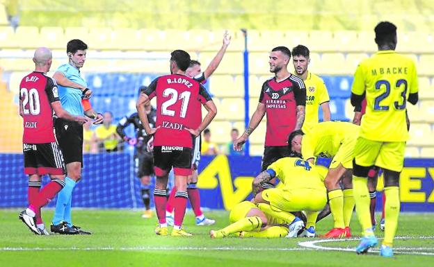 Momento en el que el árbitro debutante en Segunda División, Busquets Ferrer, expulsa por doble tarjeta amarilla a Álex Martín en el minuto 11 del último encuentro. 
