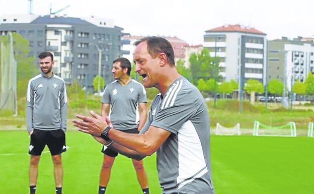 El entrenador del Mirandés anima a los jugadores durante una reciente sesión. /Avelino Gómez
