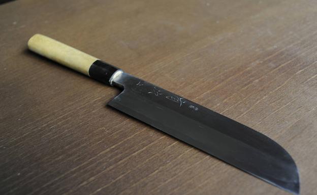 Deba. Otro básico de la cuchillería nipona en Kuma. Se usa para filetear, quitar la piel, deshuesar y cortar pescado; hoy también, para carne.