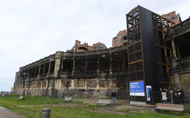 Un grupo se prepara para realizar una visita a las galerías de Punta Begoña. / P. U.