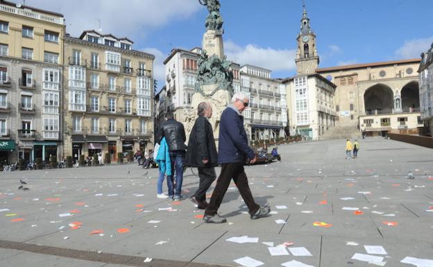 Un ciudadano observa la Virgen Blanca llena de papeles./Igor Aizpuru