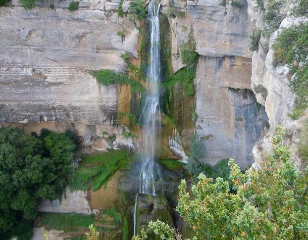Las aguas salvan cien metros en el Salto de Sallent. 