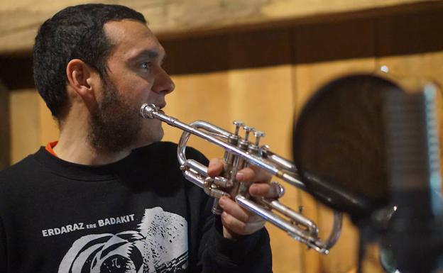 Ion Celestino, trompetista, conductor y portavoz de Lurpekariak, además líder de la Broken Brass Band. 