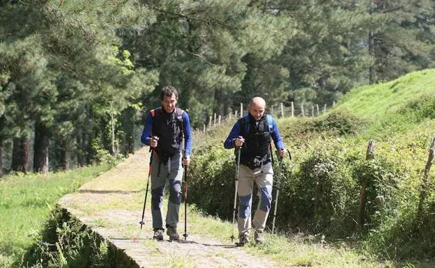 Dos peregrinos del Camino de Santiago en dirección a Zenarruza