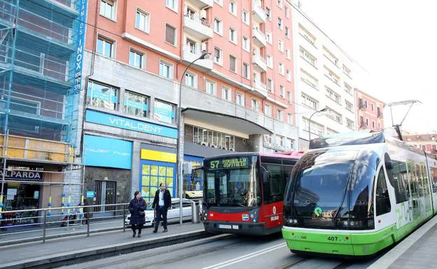 Un tranvía circula por Bilbao./E. C.