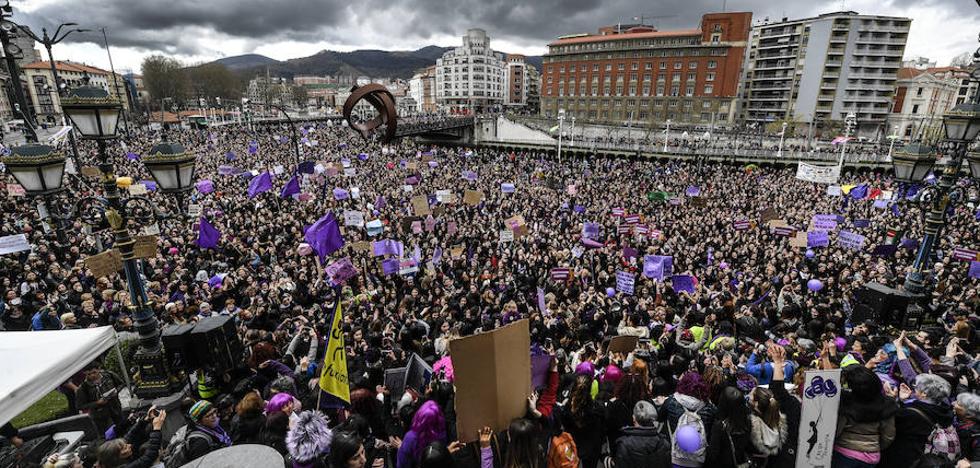 Miles de personas en la plaza del Ayuntamiento./LUIS ÁNGEL GÓMEZ