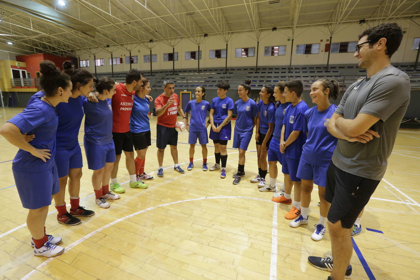 Jugadoras del Bilbo recibiendo las primers indicaciones de la pretemporada./PEDRO URRESTI