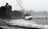Un velero arrastrado hasta la costa por las olas./EFE