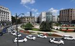 Taxistas circulando por el centro de Bilbao, durante una protesta de los profesionales del sector./E. C.