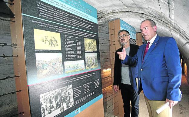 Eduardo Ocampo, comisario de la exposición, y Enrique de Villamor, fundador de la asociación APTCE, en el refugio de Astra. / MAIKA SALGUERO
