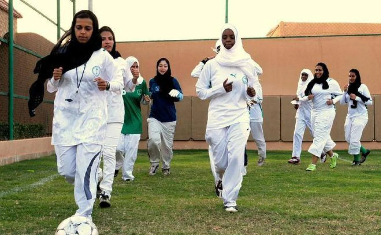 Encadenar obturador Caligrafía Arabia Saudí estrena su primera liga oficial femenina de fútbol con muchas  restricciones | El Correo