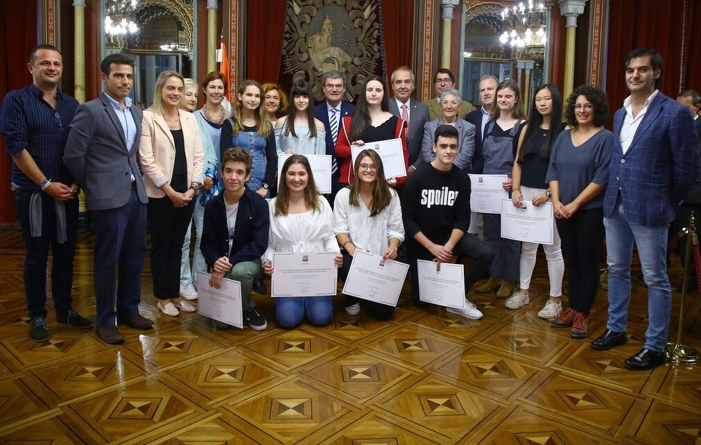 10 Estudiantes Reciben Las Becas Doña Casilda De Iturrizar «por Su ...