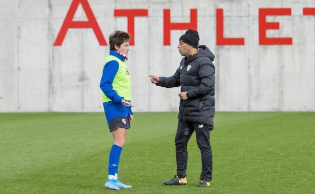 Erika conversando en un entrenamiento con Villacampa. /ATHLETIC CLUB