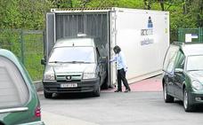 Empleados del tanatorio Albia introducen objetos en el interior del camión frigorífico, ayer en Ermua./ignaio pérez