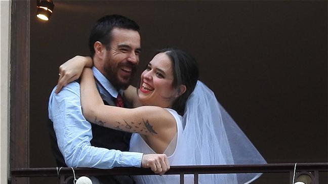 Boda virtual en un balcón de Bilbao