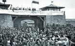 Españoles internos en el campo de Mauthausen reciben a las tropas estadounidenses el 5 de mayo de 1945./getty