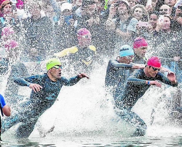 Image of the start of swimming at the Ironman 2019.