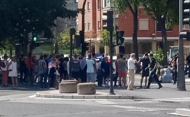 Muchedumbre arremolinada ayer en la Avenida de Los Huetos.