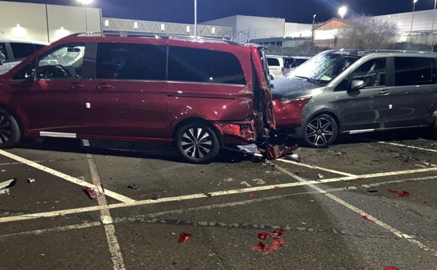 Un extrabajador de Mercedes destroza con una excavadora 70 furgonetas en el parking de la empresa en Júndiz