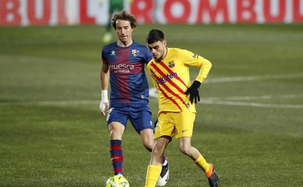 Pedri, durante el partido contra el Huesca en El Alcoraz. /Reuters