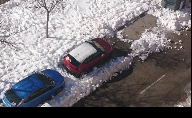 Cómo evitar romper el coche al intentar desatascarlo de la nieve