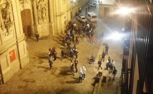 Ha habido incidentes en media docena de localidades. En la fotografía se ve a un grupo de jóvenes y la Ertzaintza en San Sebastián./e. c.