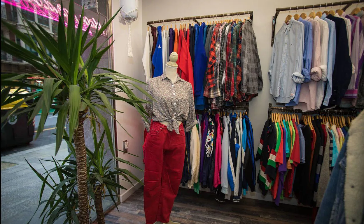 Chorrito puerta Articulación Tienda en Bilbao Bizkaia Dmoda: La tienda 'vintage' de ropa de segunda mano  que nació en Bilbao en plena pandemia | El Correo