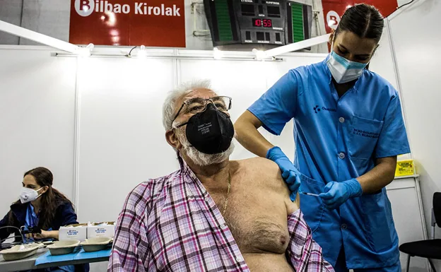 La Casilla centralizes the vaccination of people 65 years of age and under who are being vaccinated with AstraZeneca in Bilbao. 