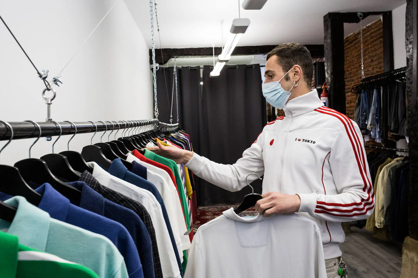 Dos jóvenes abren una tienda 'vintage' ropa de mano Bilbao | El Correo