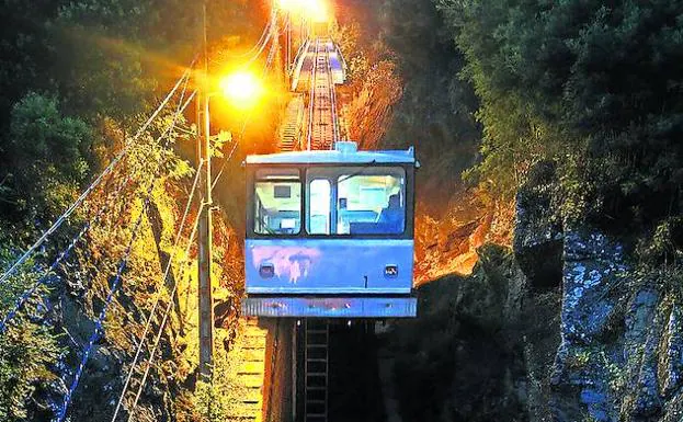 El funicular desciende en las primeras luces del alba. E. C./