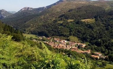 Lanestosa ha crecido alrededor de las orillas del río Calera./José Miguel Uyarra