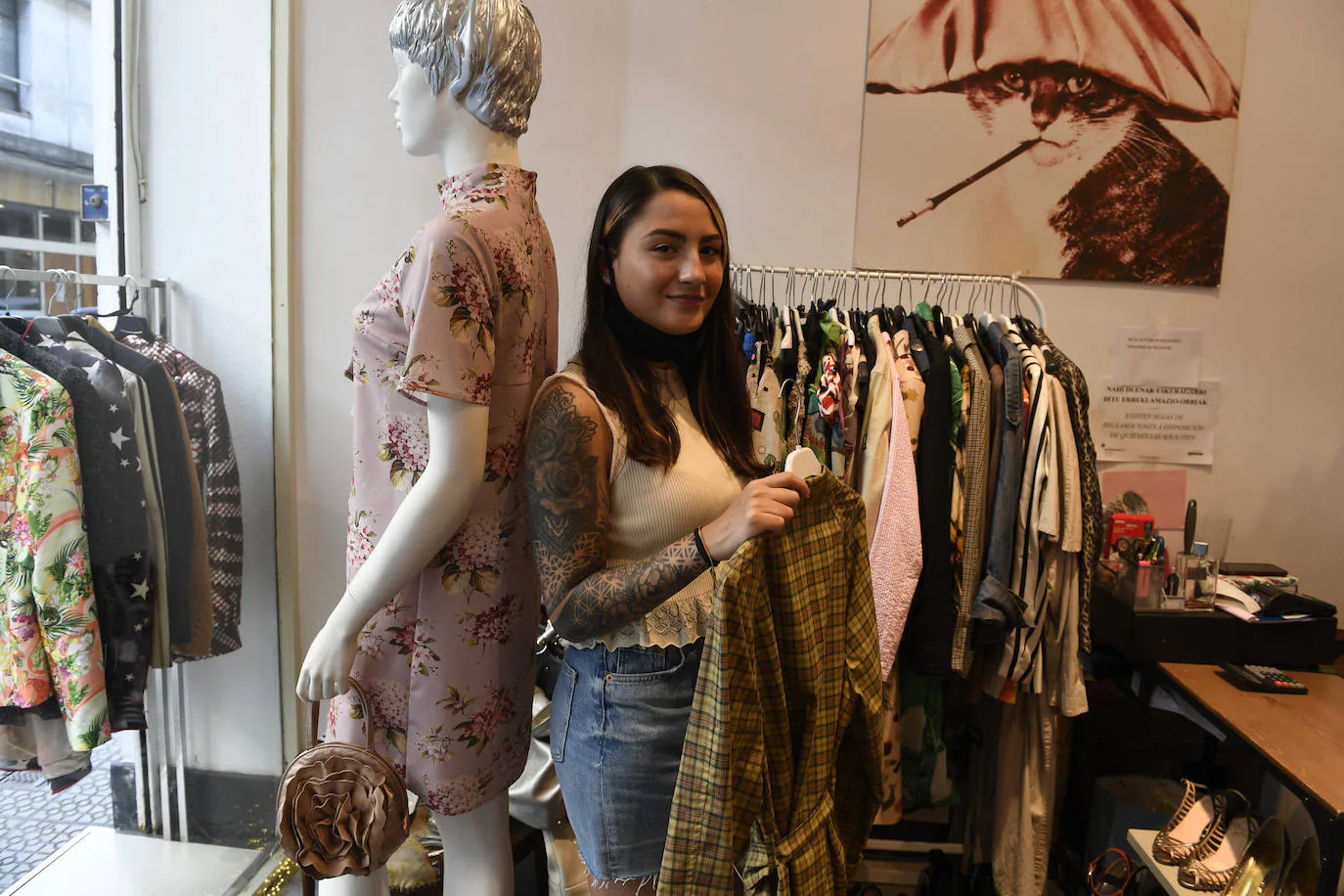 Fotos: De segunda sí, pero de lujo: la tienda de Bilbao con ropa de Chanel o Valentino | El Correo