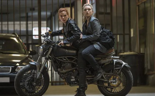 Scarlett Johansson y Florence Pugh en 'Viuda Negra'.