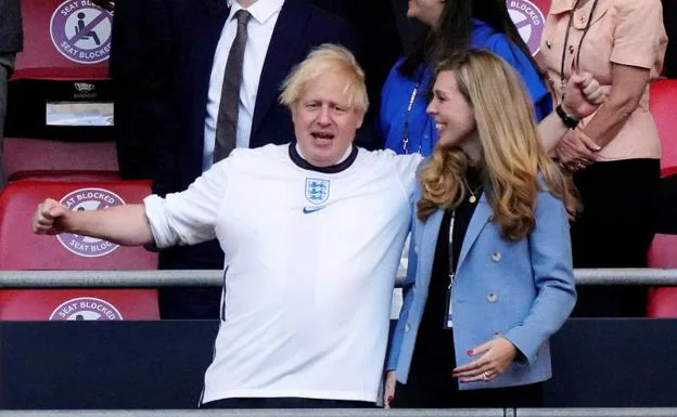 Boris Johnson festeggia la vittoria dell'Inghilterra sulla Danimarca nella seconda semifinale del Campionato Europeo. 