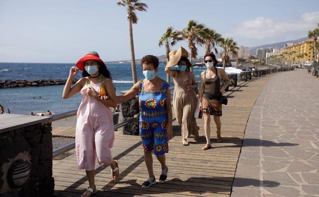 Imagen de turistas en Canarias. /efe