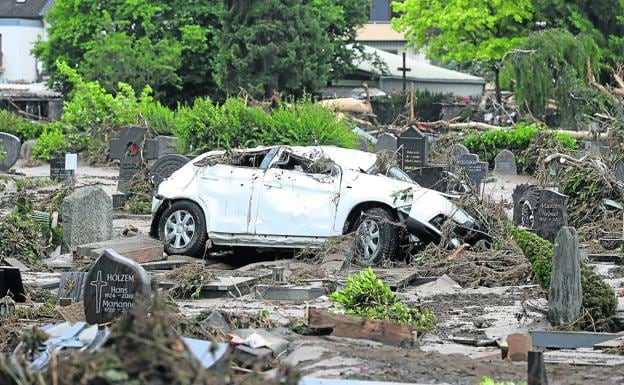 El agua estrelló un coche contra las tumbas de un cementerio en Bad Neuenahr-Ahrweiler./EFE