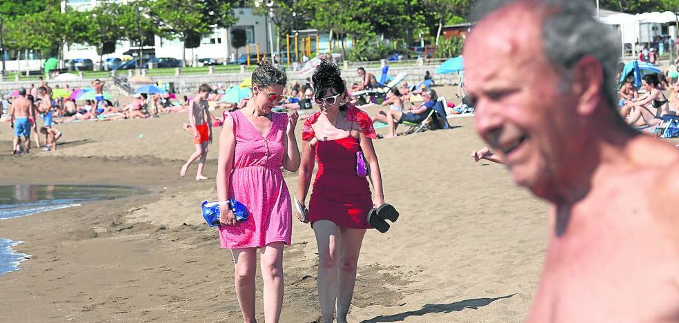 La 'obligación cívica' de llevar mascarilla no cala en los paseos por las playas - Vimarsana News