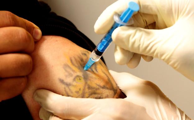 Brazo Covid', el nuevo efecto secundario de la vacuna contra el coronavirus  | El Correo